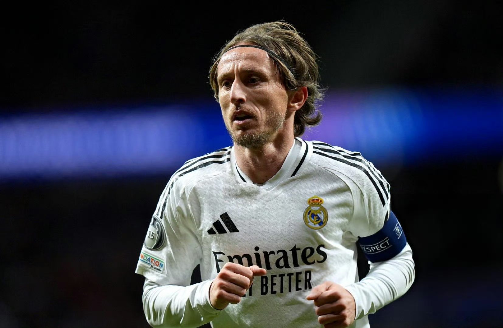 包含足球球员突破自我，表现堪称完美的词条