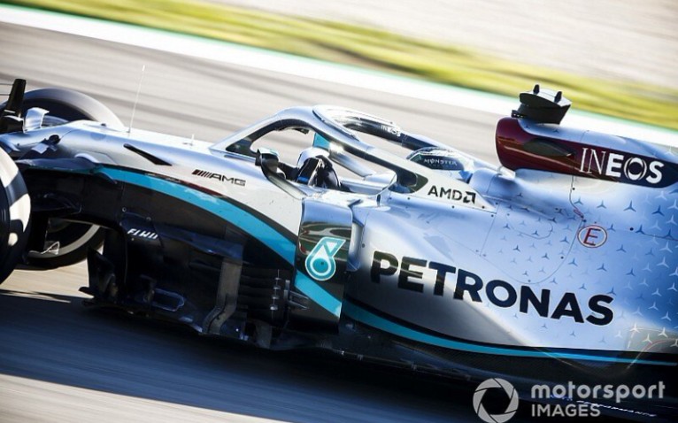 雷诺车队轻取梅赛德斯，皮亚斯特里统治全场